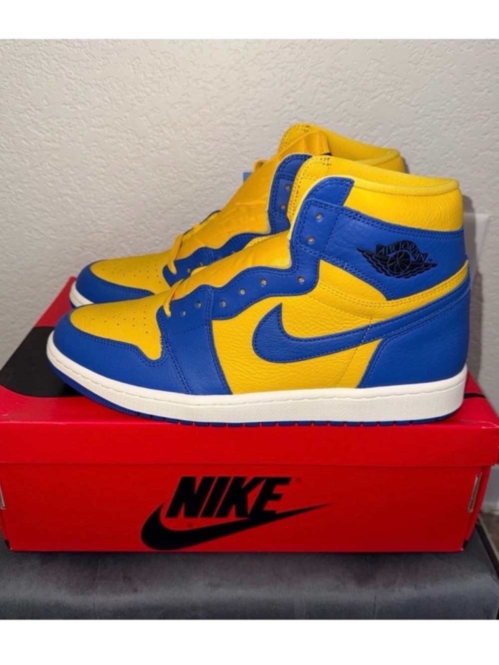 Nike Air Jordan 1 High Reverse Laney Sneakers in Blue and Yellow - Picture 4 of 9